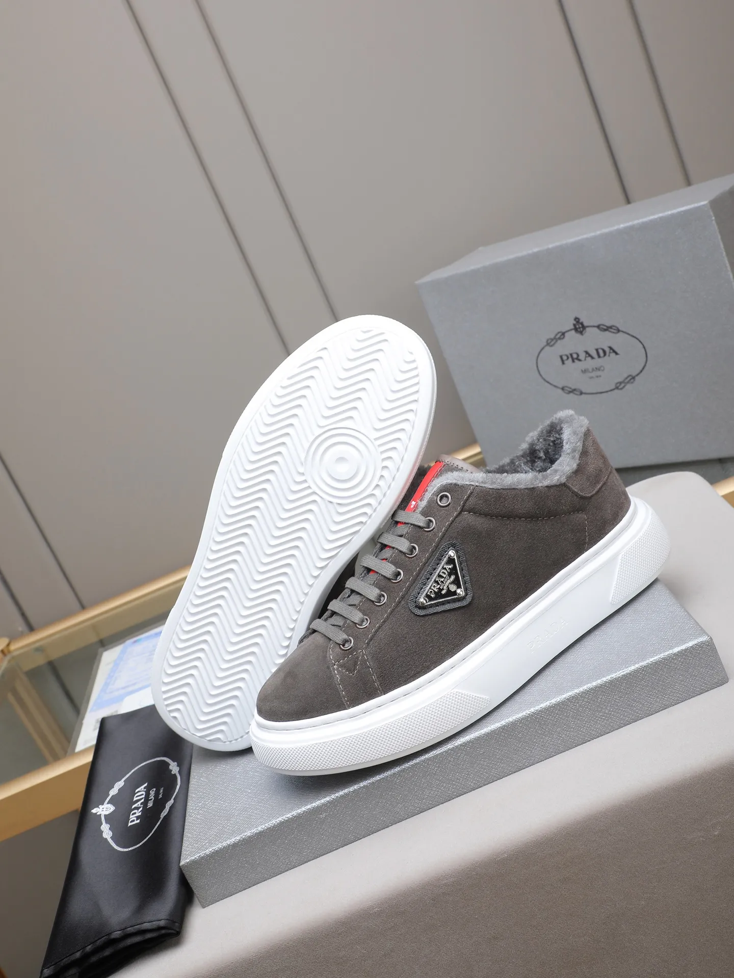 PP440 Prada/Prada men's new casual shoes, this upper is made of imported calfskin + velvet lining! The outside is decorated with the P family's classic metal triangle enamel logo, and the outsole is made of non-slip sports foam ultra-light outsole, which feels good on the feet and is a fashionable and fashionable item! Four colors to choose from!  Size: 38-44 (45 customized)